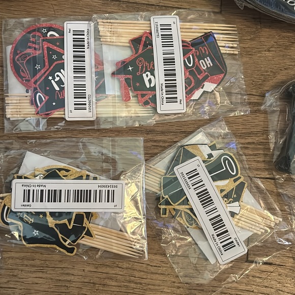 Graduation supplies - Picture 6 of 9